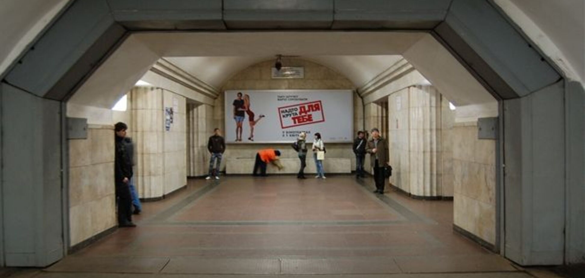 Що впав на рейки київського метро пасажир виявився 89-річною жінкою