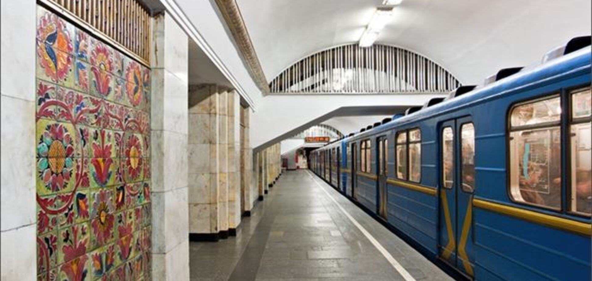 ЧП в Киевском метро: пассажир упал на рельсы
