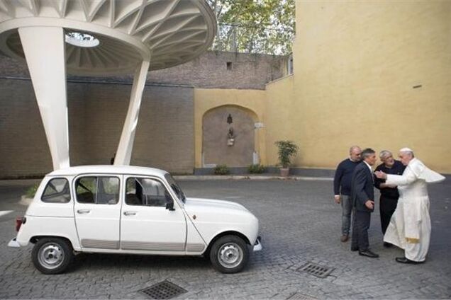 Папа Франциск собрался разъезжать по Ватикану на старом авто