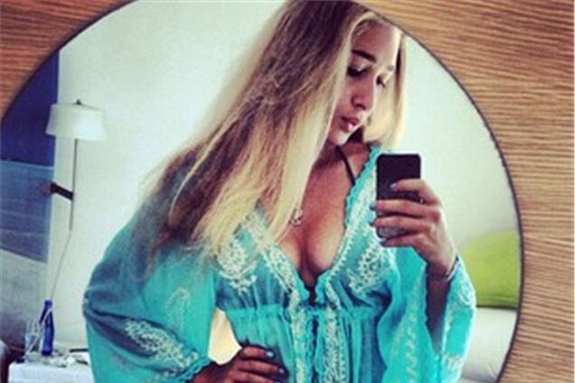 Дочь Жвании показала шикарную фигуру и авто