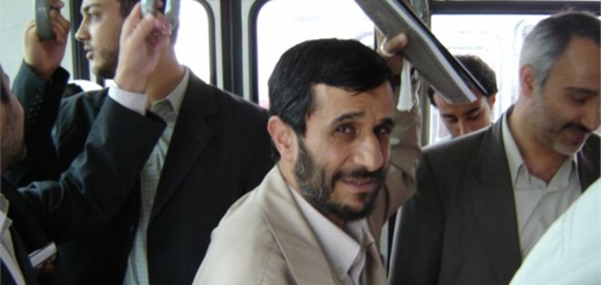 Ахмадінежад тепер їздить на роботу на автобусі