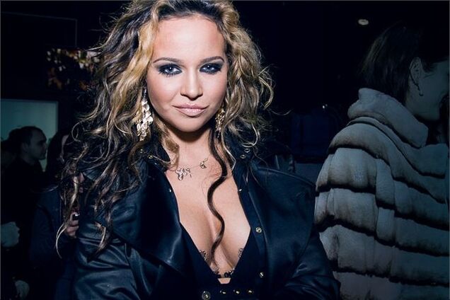 Внучка экс-премьера фоткается возле унитаза