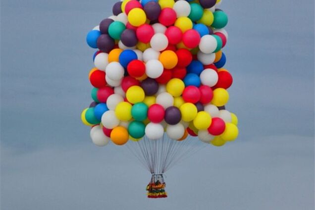 Экстремал отправился через Атлантику на воздушных шарах