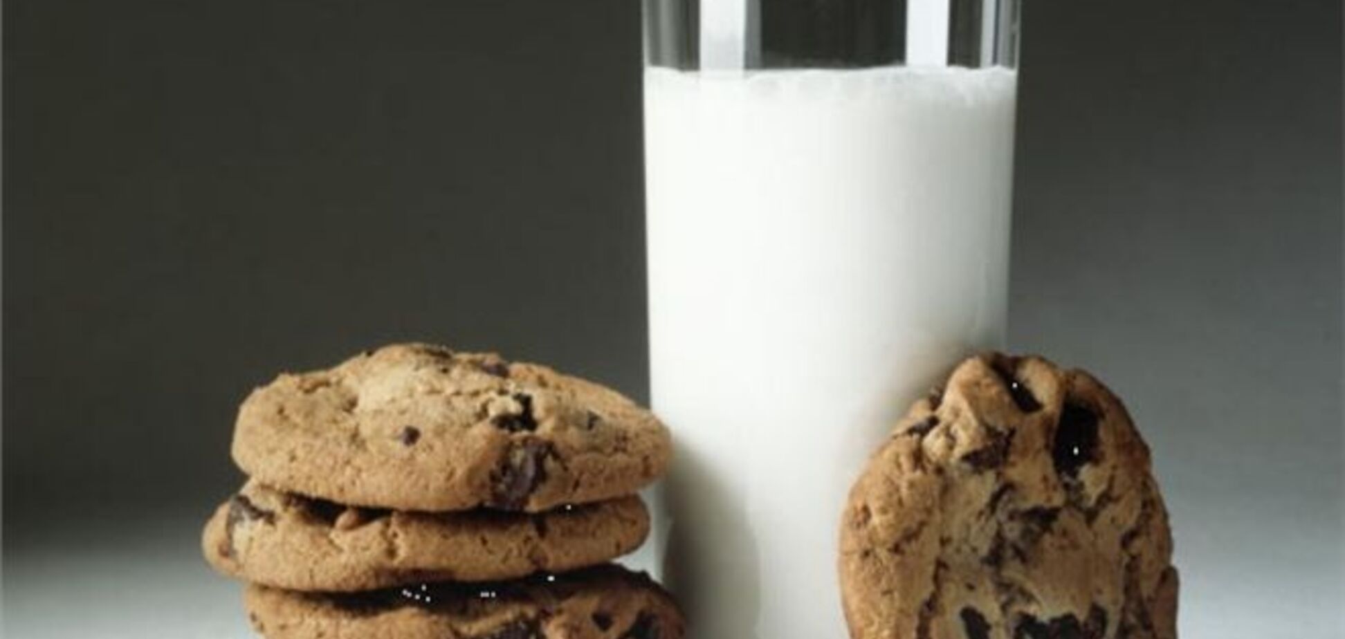 Молоко и печенье на ночь грозят массой проблем
