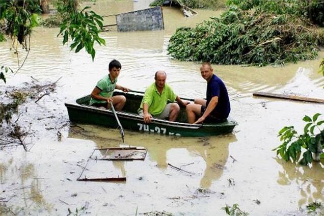 Янукович поручил помочь пострадавшим от наводнения на Одесщине