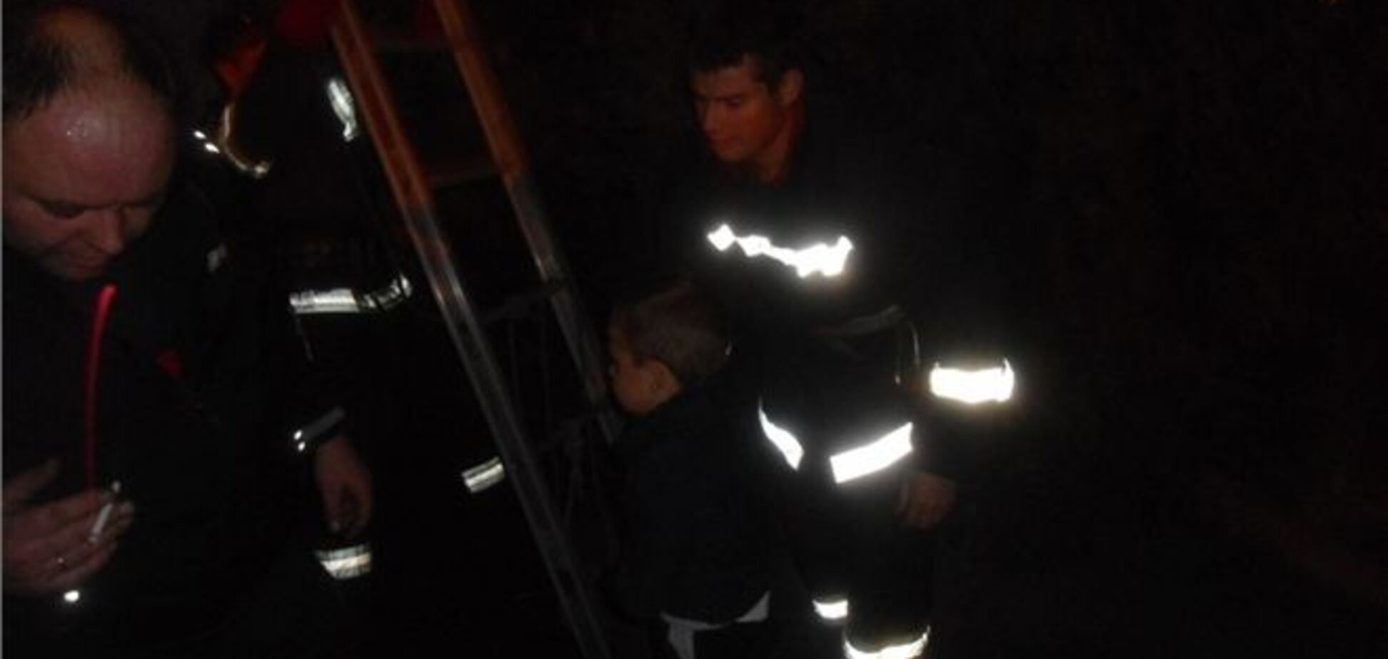 В Боярке ребенок вылез на подоконник многоэтажки, снимать пришлось спасателям