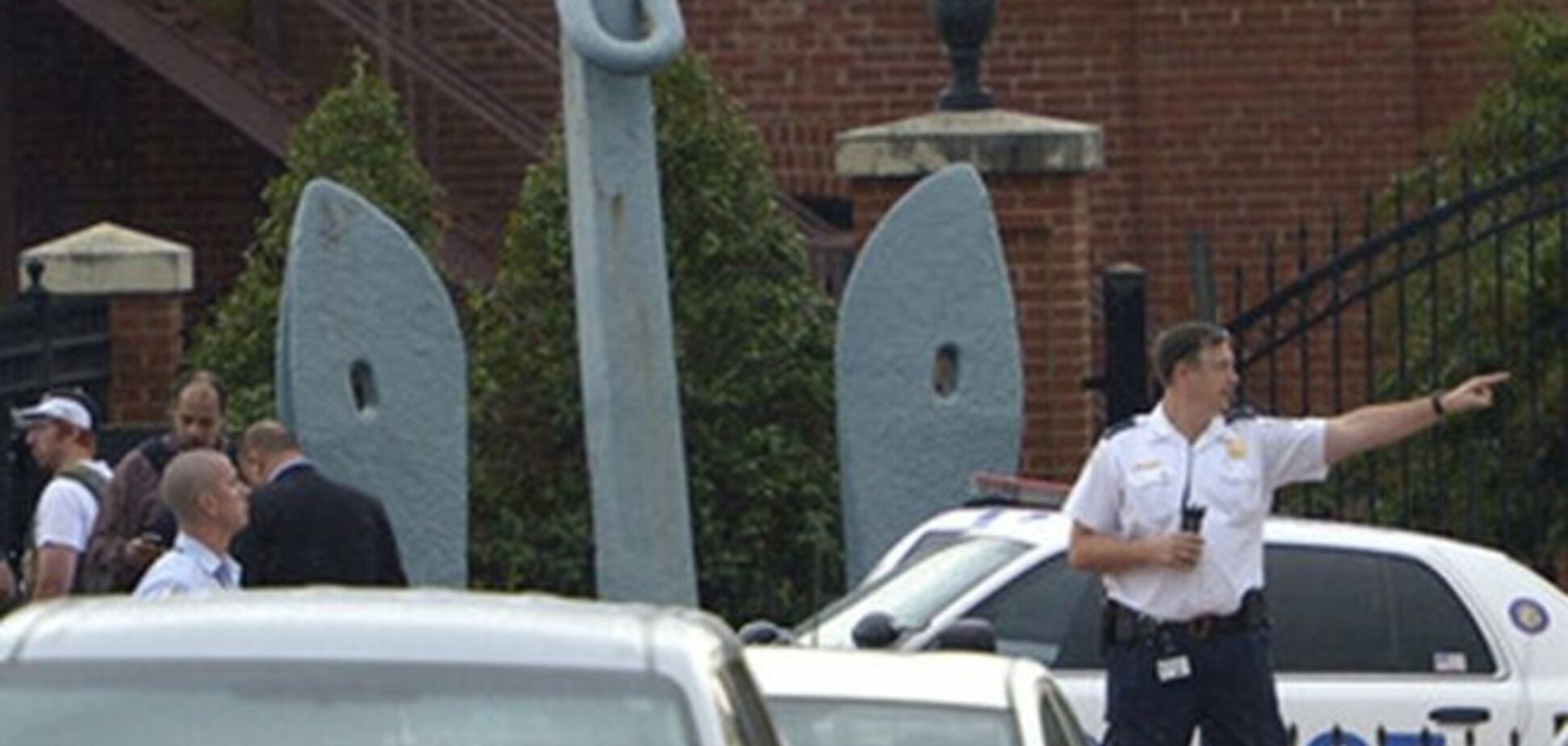 Стрелки убили не менее 10 человек на объекте ВМС США