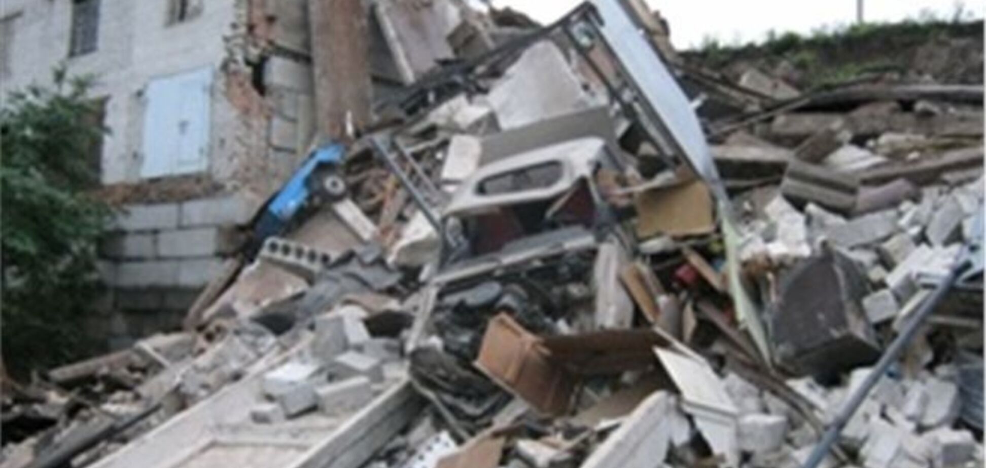 ЧП на Киевщине: 8 гаражей превратились в руины из-за оползня