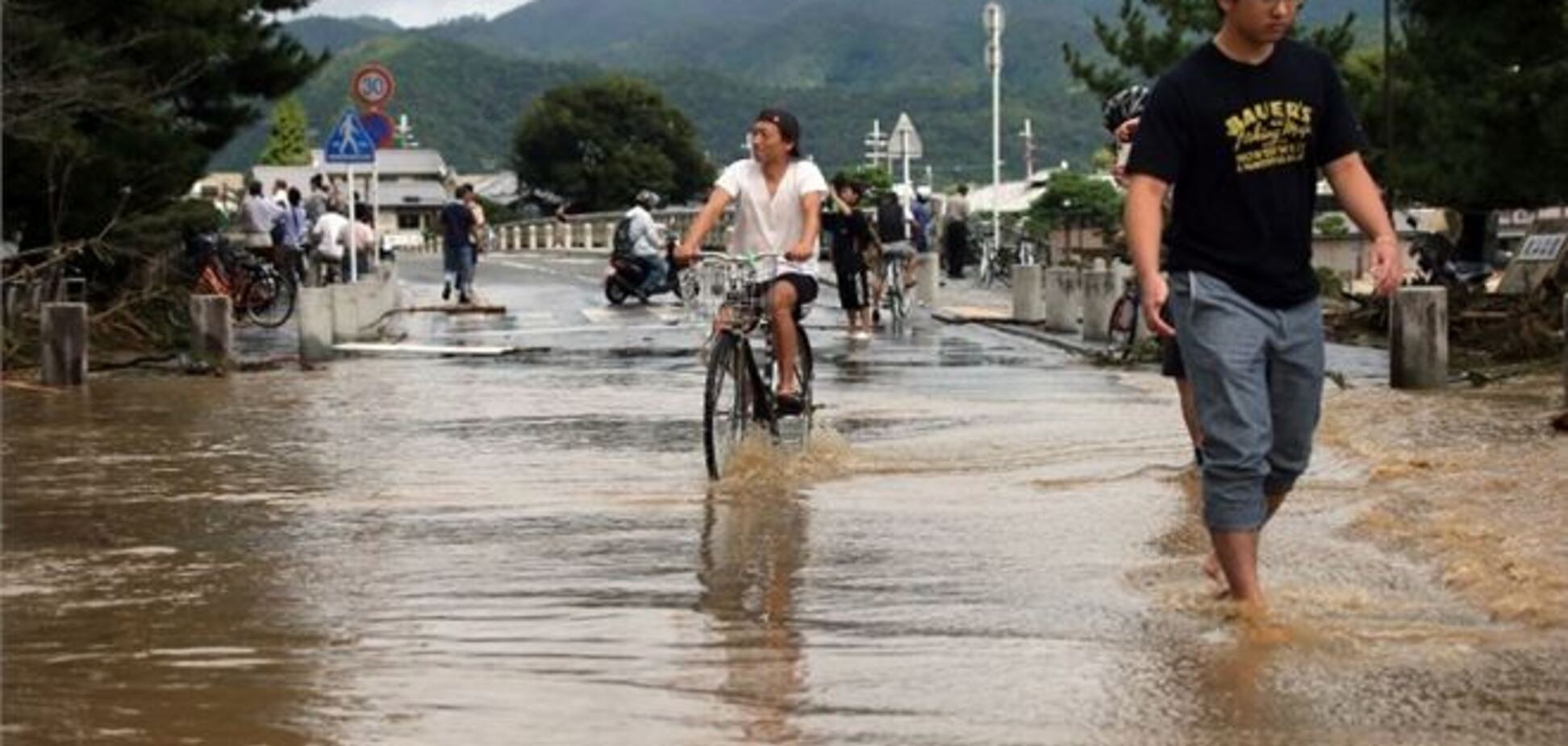 На японском острове Хонсю свирепствует тайфун 'Мань-йи'