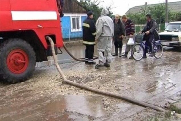 Спасатели продолжают откачивать воду из домов на Одесщине