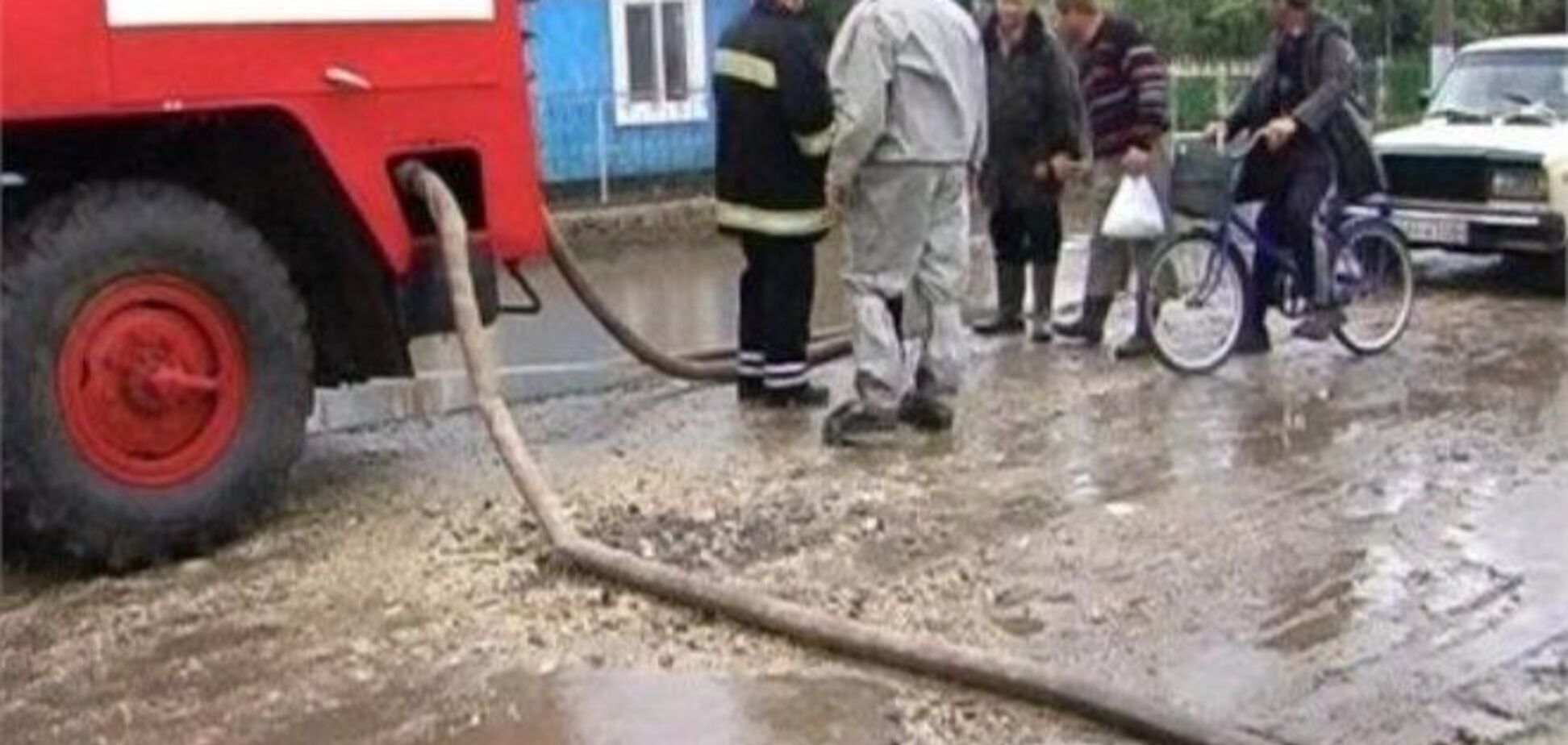 Рятувальники продовжують відкачувати воду з будинків на Одещині