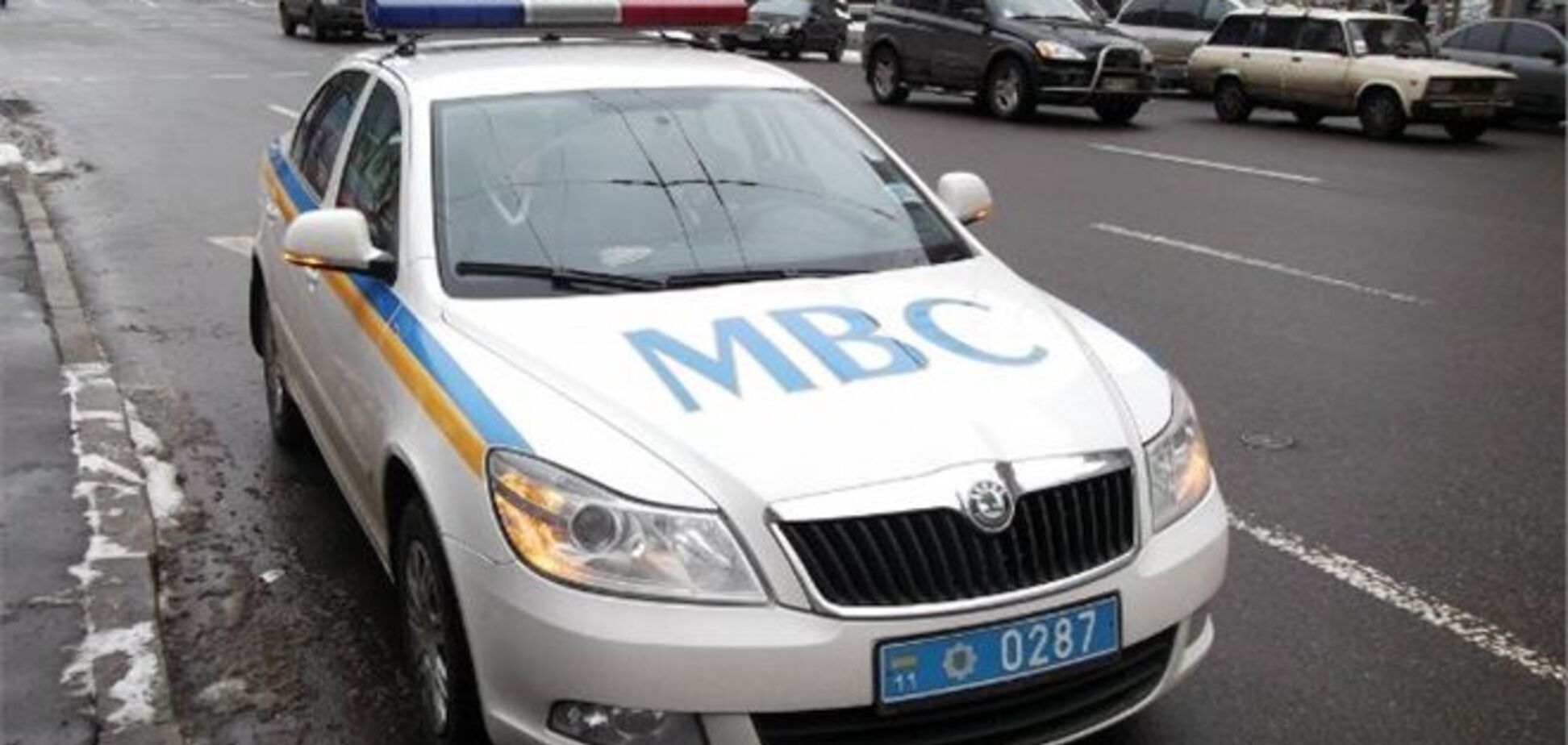 В Ужгороді п'яна пасажирка джипа порізала колеса на машині ДАІ