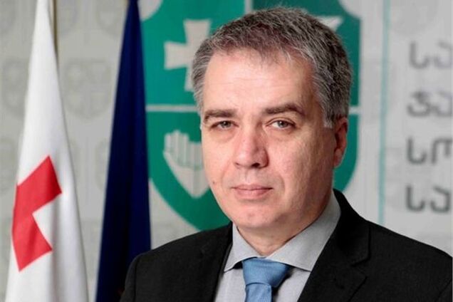 Министр здравоохранения Грузии галстуком перевязал рану бомжу
