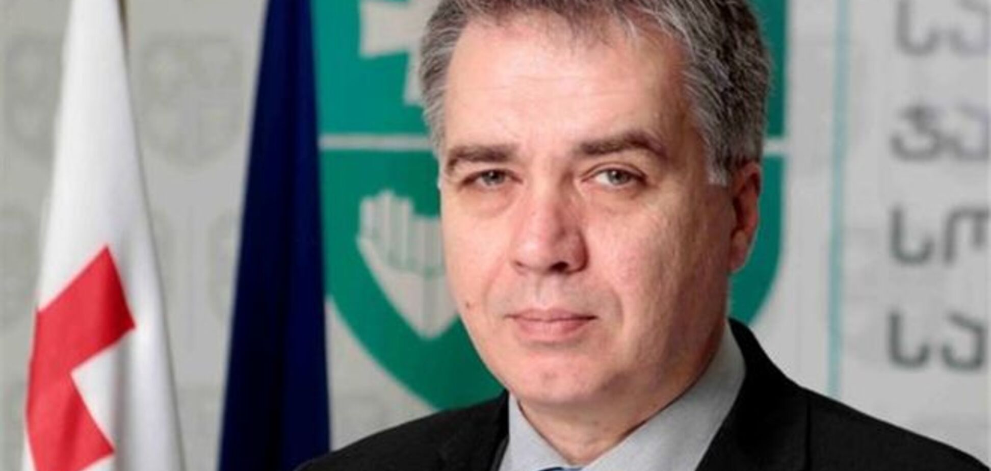 Міністр охорони здоров'я Грузії краваткою перев'язав рану бомжу