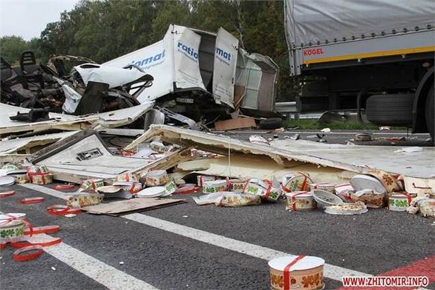 'Сладкое' ДТП с 4 фурами: трасса 'Киев - Чоп' усеялась тортами