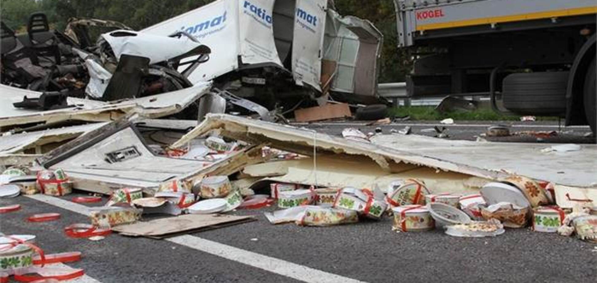 'Сладкое' ДТП с 4 фурами: трасса 'Киев - Чоп' усеялась тортами