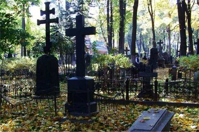 В России малолетние дети разгромили кладбище