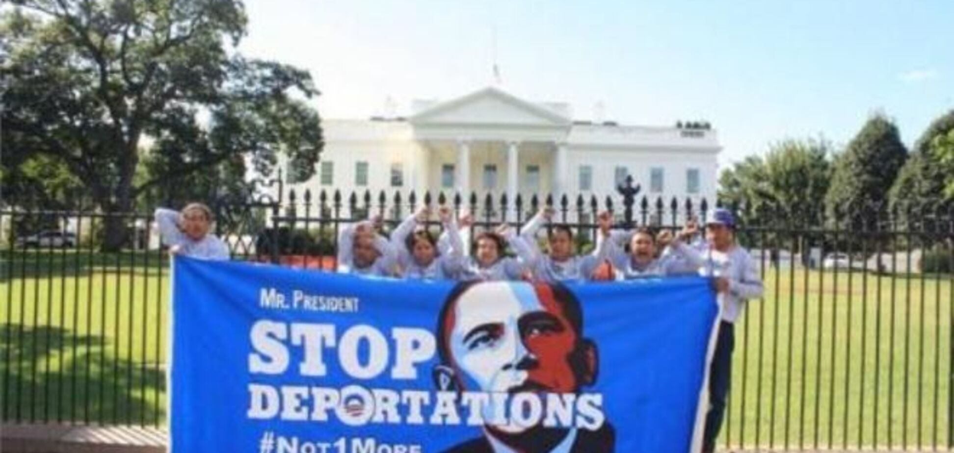 Нелегальные иммигранты приковали себя к ограде Белого дома