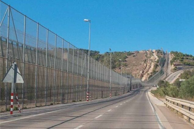 Сотни мигрантов сломали забор, прорываясь в Испанию из Марокко