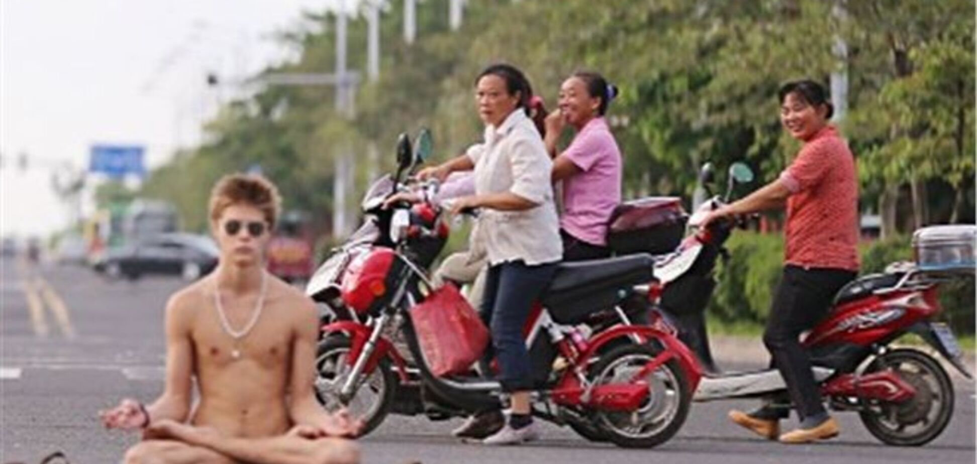 У Китаї росіянин затриманий за медитацію голим посеред дороги