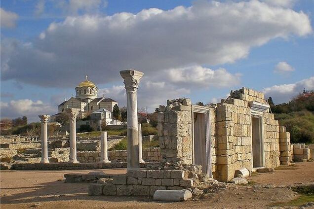 Застройщики в Севастополе повредили часть Херсонеса Таврического