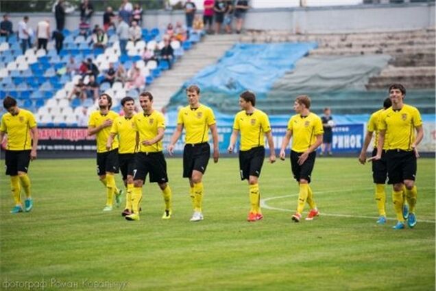 Футбольный клуб первой лиги Украины покинули 16 игроков и главный тренер