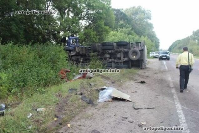 На Тернопольщине молоковоз уничтожил автобус: есть жертвы