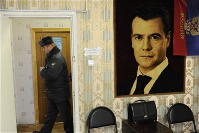 В России судебные приставы арестовали портрет Медведева