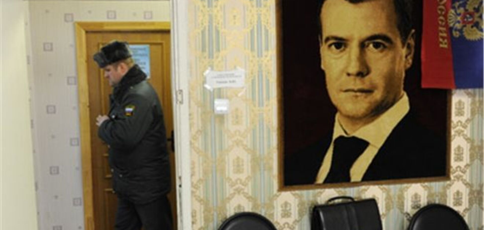 В России судебные приставы арестовали портрет Медведева