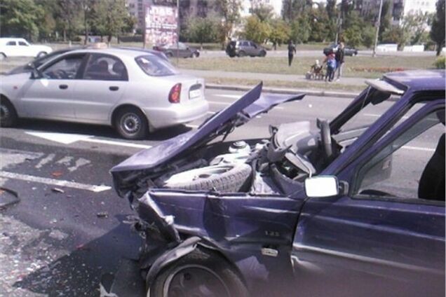 В Киеве на перекрестке столкнулись 4 авто: есть пострадавшие