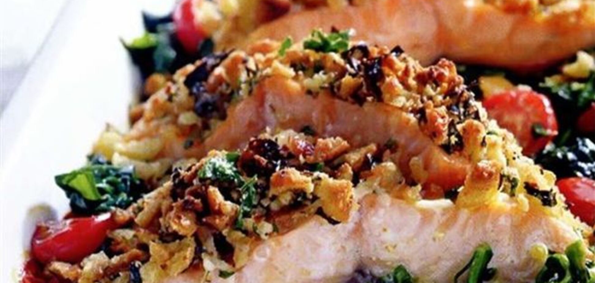 Запеченный лосось под корочкой из хлеба и пармезана