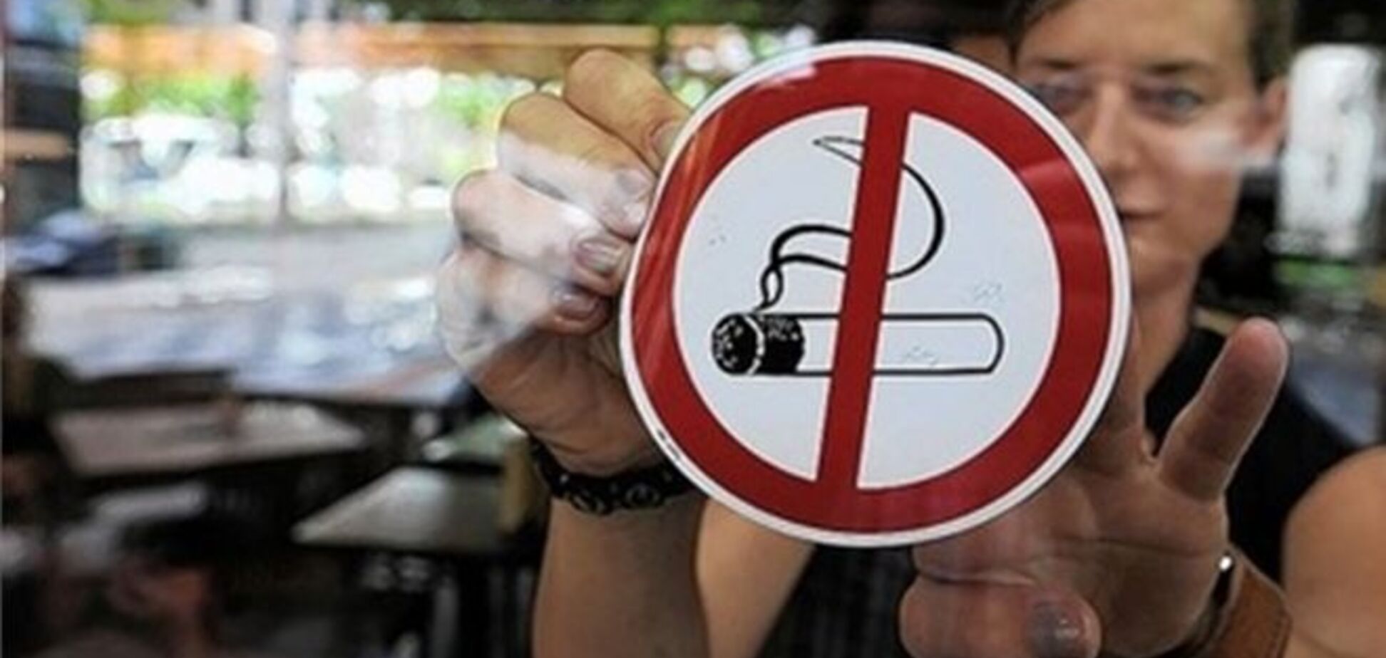 Курильщиков хотят лишить 'удовольствия' даже на террасах кафе