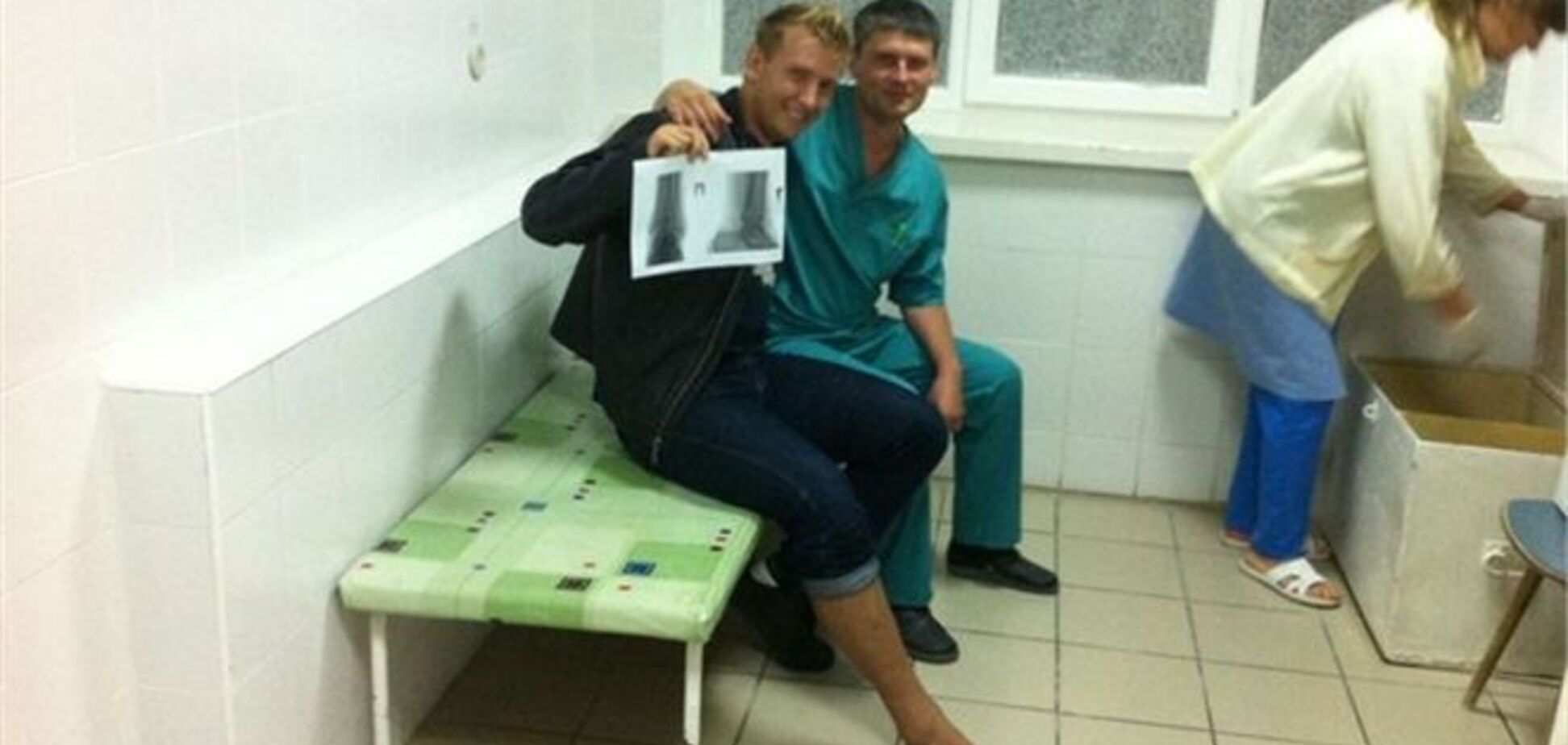 Бас-гітарист 'Мед Хедс' на сцені зламав власну кістку