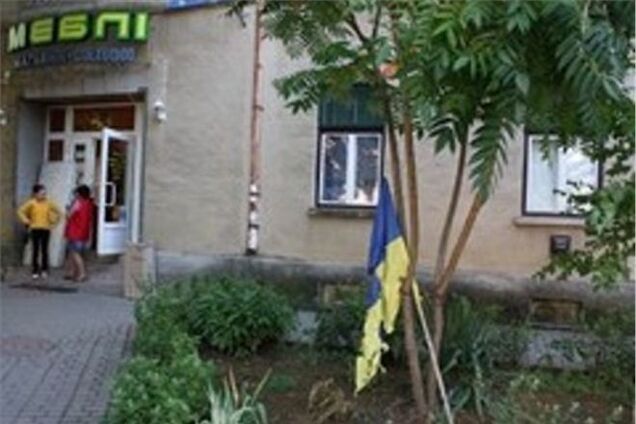 На Закарпатті затримали хуліганів, які поглумилися над прапором України