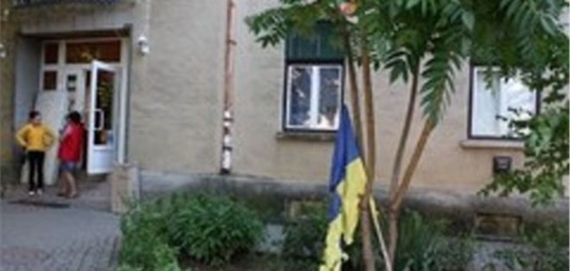 На Закарпатті затримали хуліганів, які поглумилися над прапором України