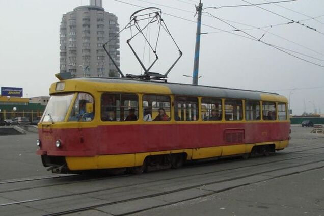  В Киеве под колесами трамвая погиб мужчина