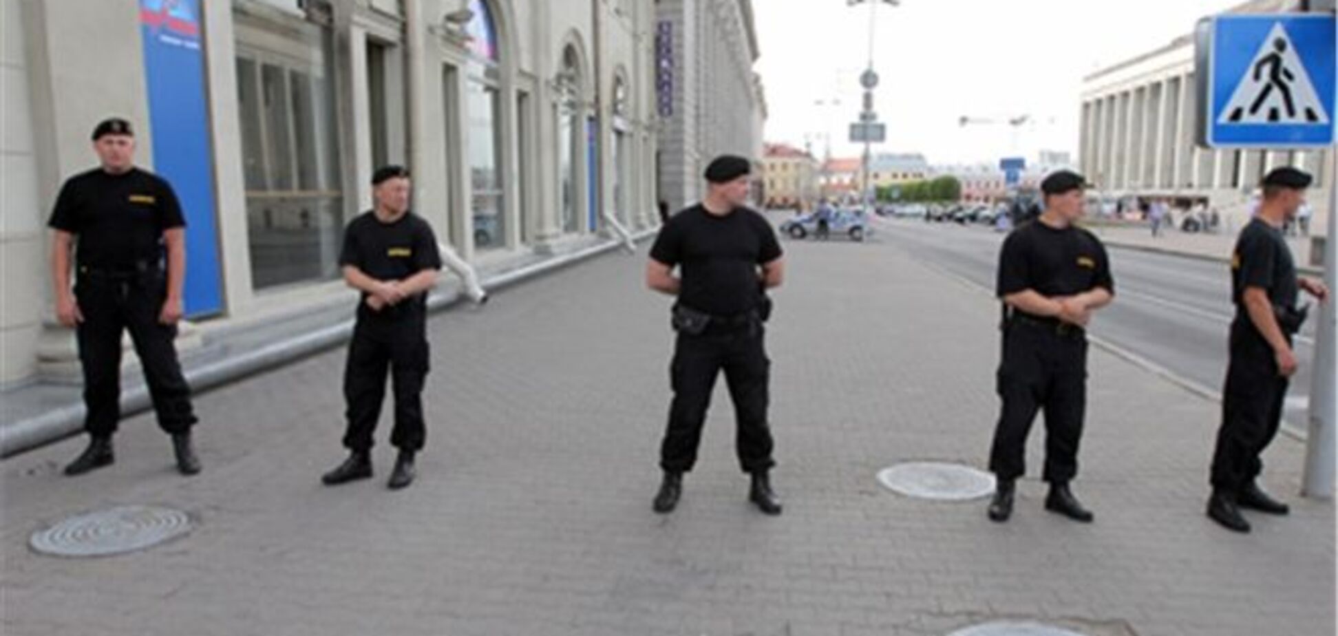 Белорусским милиционерам запретили курить в форме