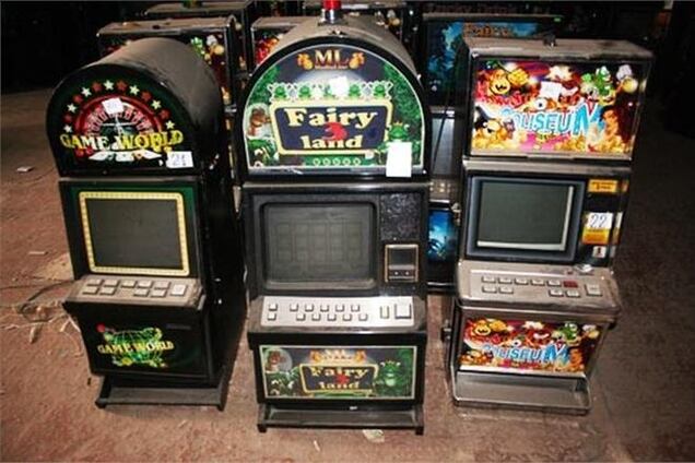 У Херсоні понад 500 ігрових автоматів розчавили бульдозером. Відео