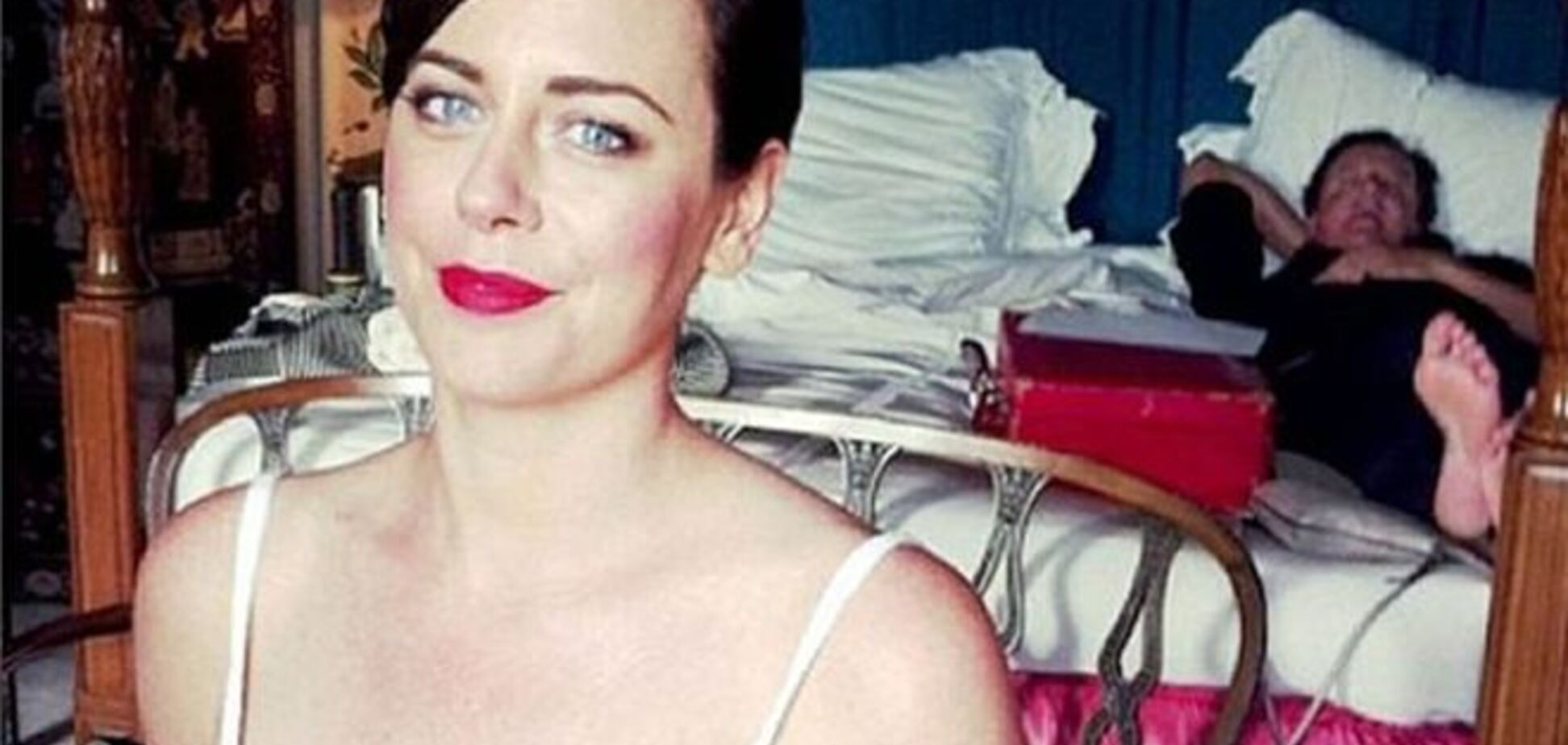 Британского премьера сфотографировали спящим рядом с госсекретами