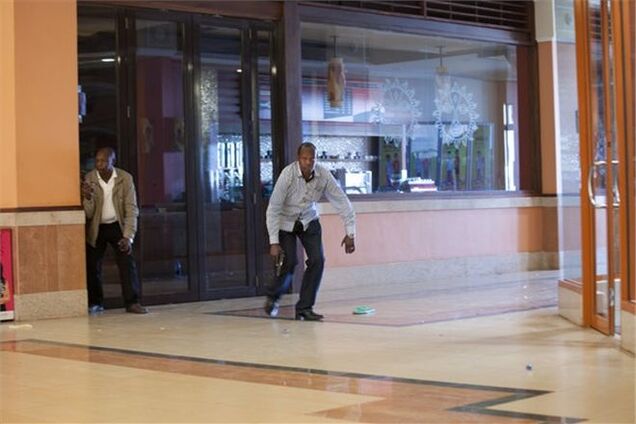 Около 30 человек остаются заложниками в кенийском ТЦ