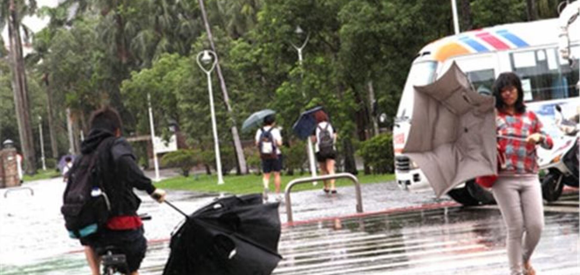 Из-за супертайфуна в Гонконге отменены 400 авиарейсов