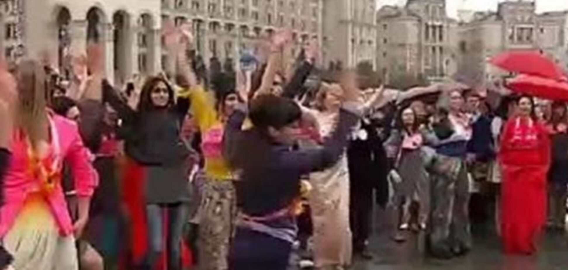 На Майдане массово танцевали и раздевались женщины