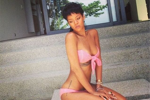 Рианна поделилась личными снимками