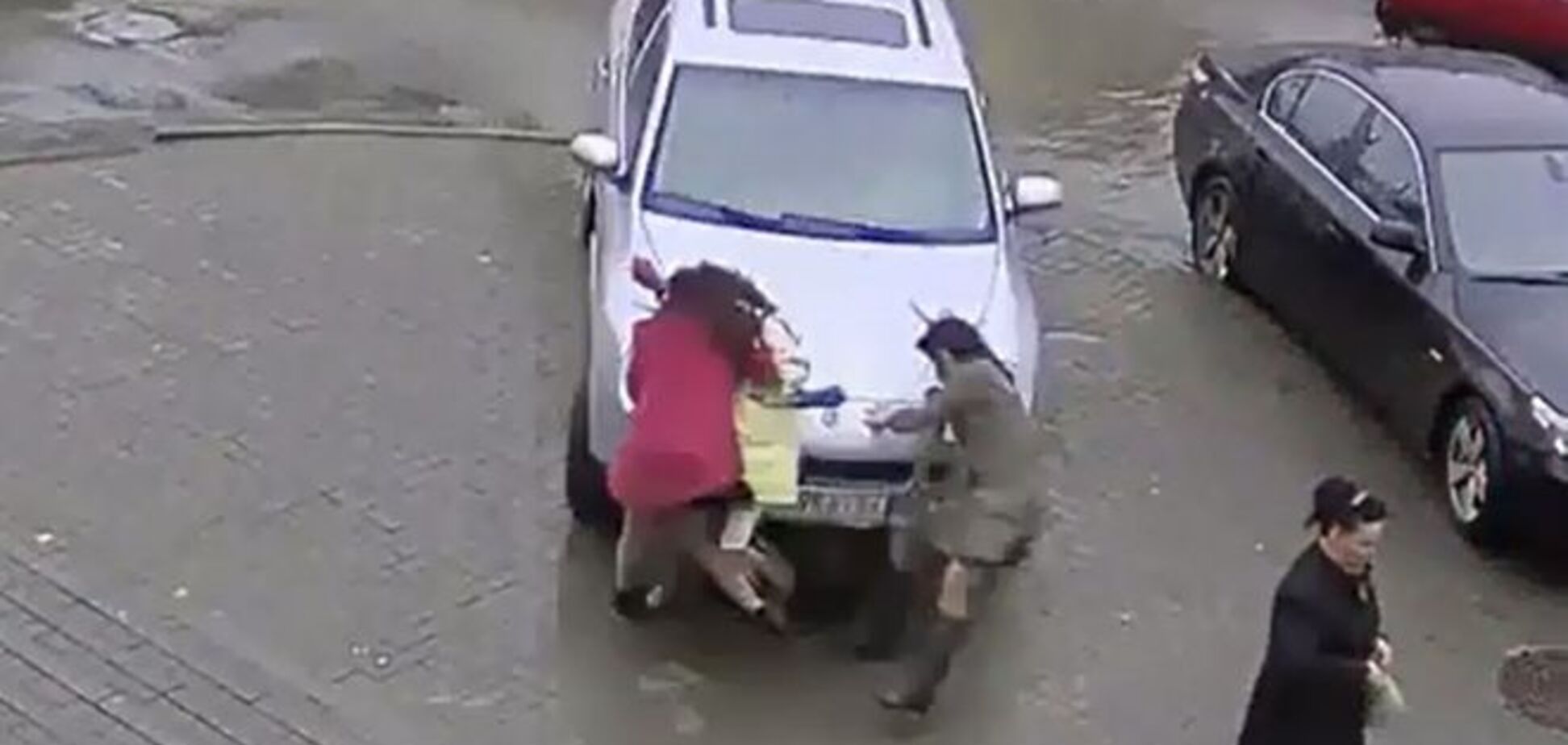 В России женщина-водитель, перепутав педали, сбила 3 пешеходов на тротуаре