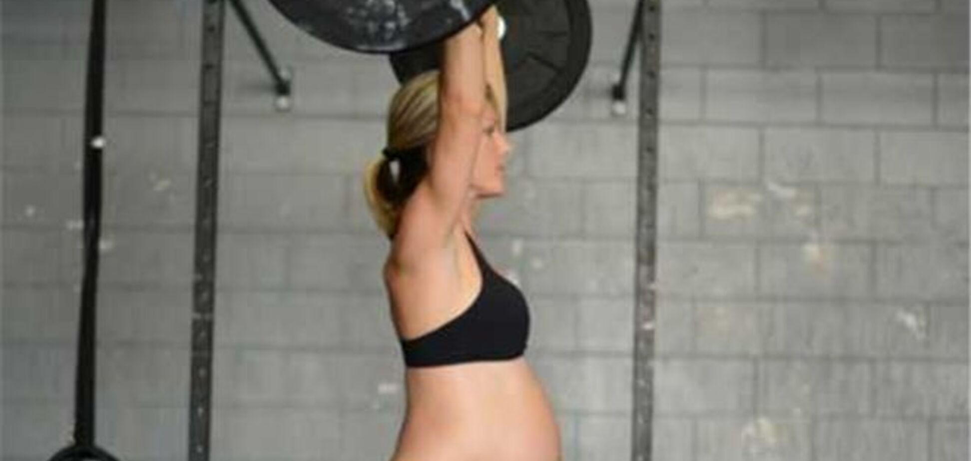 Беременная спортсменка поднимает штангу за две недели до родов