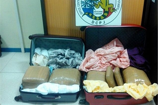 В Париж из Венесуэлы прилетели ничейные 30 чемоданов кокаина