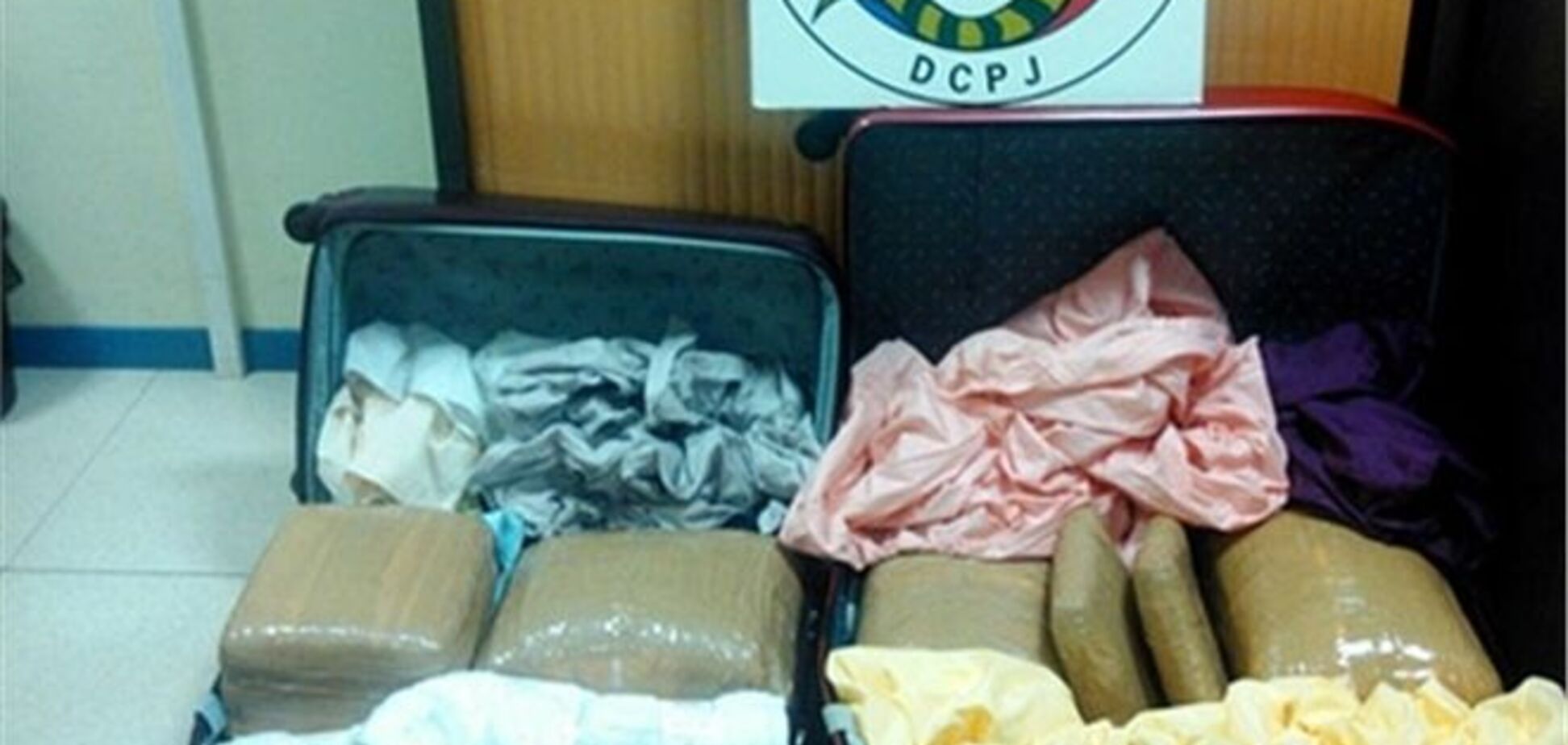 У Париж з Венесуели прилетіли нічийні 30 валіз кокаїну