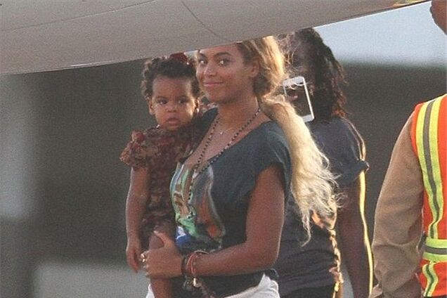 Бейонсе ходит в носках по асфальту