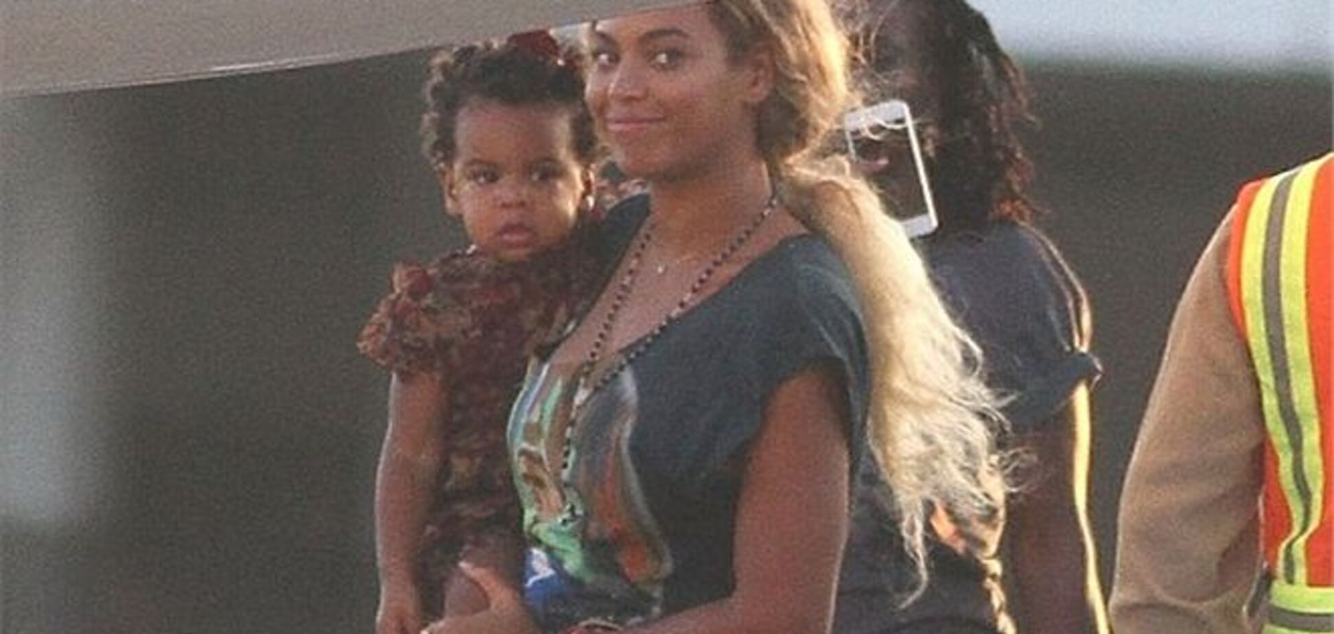 Бейонсе ходит в носках по асфальту