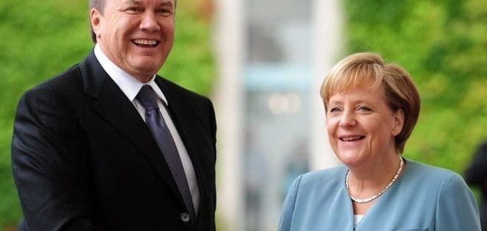 Янукович поздравил Меркель с победой на выборах в Бундестаг